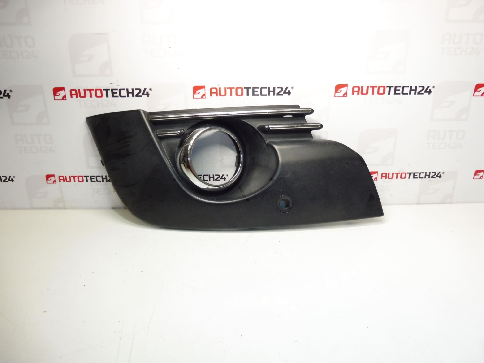 Rahmen für Nebelscheinwerfer rechts Peugeot 3008 9685098077 745315